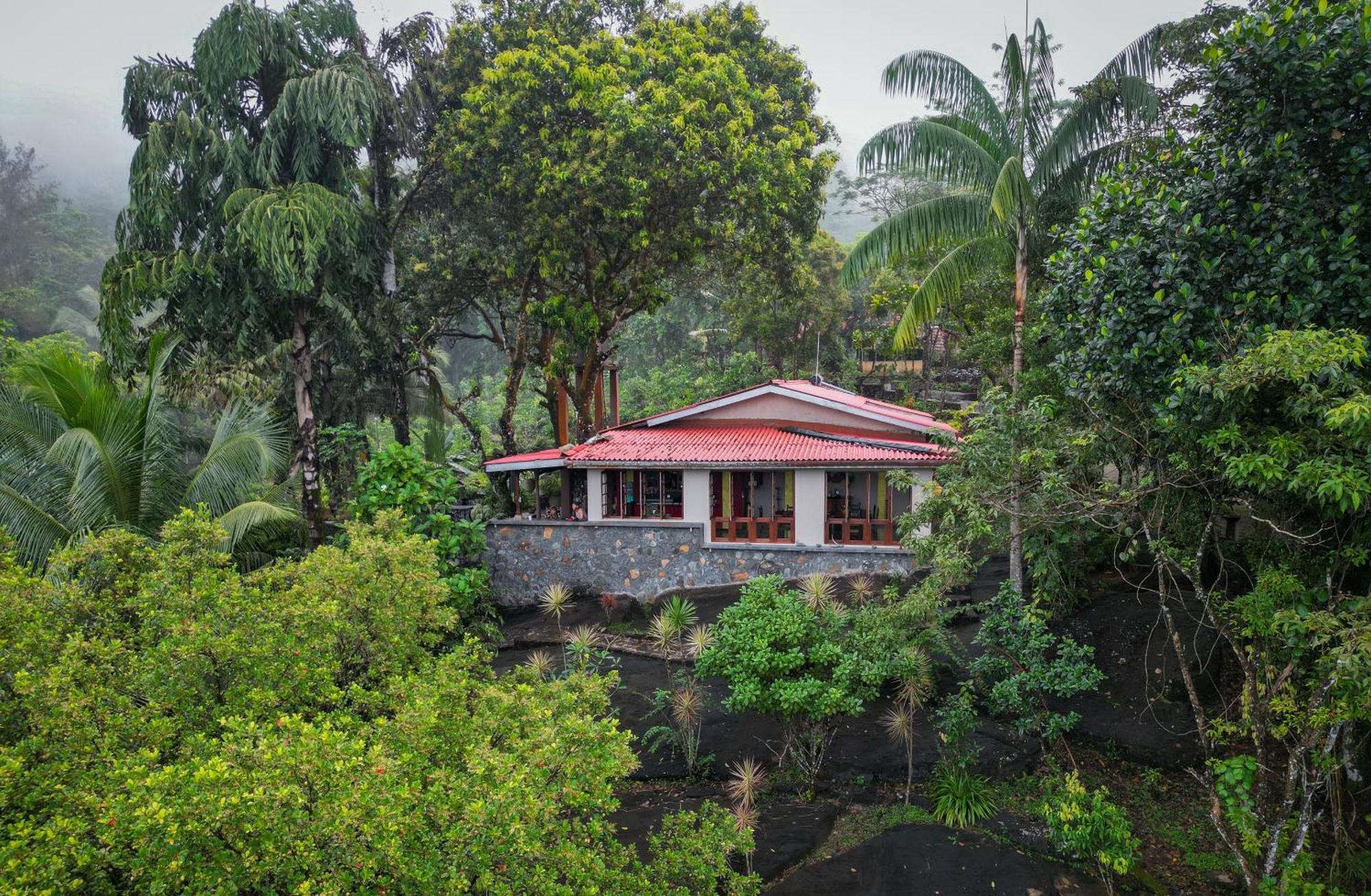 Singharaja Garden AGRO ECO Lodge Pelawatta  Bagian luar foto